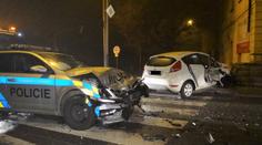 Policejní vůz se srazil s fordem, ten zbořil semafor a proboural zeď