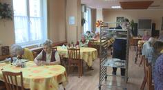 Domovy důchodců nemají peníze. Někde kvůli tomu přijdou senioři o svačiny