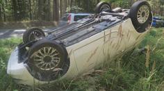Vážná nehoda na Českolipsku. Srazila se tři auta, mladík nezvládl předjíždění