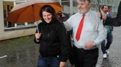 Manželce, kterou nechal popravit, přinesl Jonák po 18 letech fialové gerbery