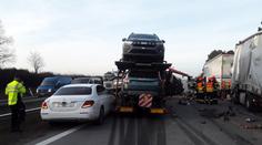 Hromadná nehoda kamionů a auta na D2 u Brna. Dálnice byla hodiny uzavřená