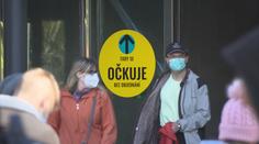 Covidová čísla jsou nejhorší od května. Lidé se hrnou na očkování