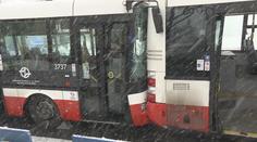 Černý den v Praze! Havarovali policisté i autobusy. Zranilo se 8 lidí