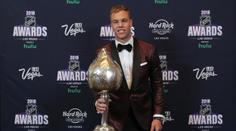 Nejužitečnějším hráčem NHL je Hall, trofej si převzal i McDavid!