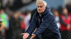 Mourinho chtěl slavit frajerským skluzem. Namlátil si a je hitem internetu