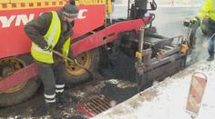 Zimní počasí potrápilo i silničáře, v Jablonci asfaltovali ve sněhové vánici