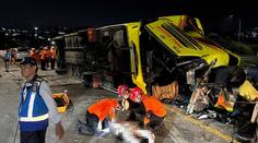 Tragédie těsně před Vánoci: Při nehodě autobusu zemřelo nejméně 16 lidí
