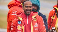 Hamilton šokoval novým vzhledem. Lidé ho připodobňují ke slavné tenistce