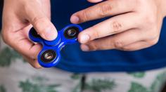 VIDEO: Fenomén Fidget Spinner! Naučte se snadné a skvělé triky