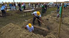 VIDEO: Lopaty, pot a dřina! Tak vypadala soutěž hrobníků v Maďarsku