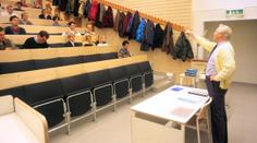 Učitel pustil studentům porno! Dívky se kryly za sešity. VIDEO