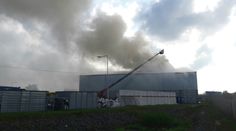 Požár v Hradci zachvátil halu s odpadem. Hasiči vyhlásili třetí stupeň poplachu
