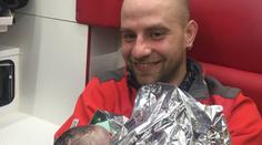 Do porodnice nestíhali, dítě přišlo na svět v sanitě! Má jméno 'vítěze'