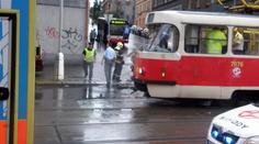 Auto se srazilo v Jablonci nad Nisou s tramvají, jeden zraněný