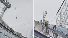 Maskot chtěl začít zápas kaskadérským kouskem. Uváznul ve vzduchu