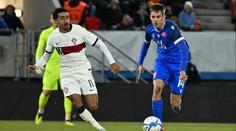 Fotbalista soupeře chytil za dres, ten ho táhl jako sáně. Vtipný faul baví internet