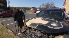 Vozíčkáři Petrovi shořelo auto. Stát mu přislíbil nové, mělo to ale zásadní háček