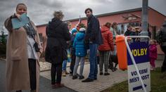 K urnám přišlo nebývale mnoho voličů. Kdo na tom nejvíc vydělal