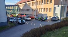 Smrt chlapce (†13) otřásla celým gymnáziem. Šel při výuce na záchod a skočil, tvrdí spolužák