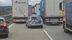 VIDEO: Cestu sanitce museli udělat policisté. Přes kamiony se nedalo projet