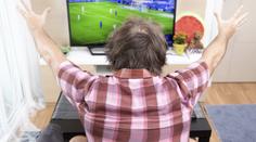 Ital nadával u fotbalu. Manželka to vzala osobně a pobodala ho