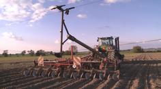 Traktor při nehodě strhl elektrické vedení, lidé byli bez proudu