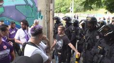 Potyčky, odpadky a těžkooděnci. Reportérka šla mezi fotbalové fanoušky