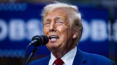 Lidé se baví nad fotkou Trumpových vlasů. Vypadá, že zapomněl paruku, říkají
