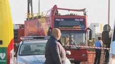 Vyhlídkový autobus narazil do větví. Zemřeli 2 lidé, 50 zraněných