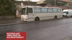 KAUZA BUS: Našli jsme místo v Praze, kde zaparkujete zadarmo! Auto pohlídají policisté!