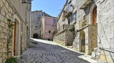 Italské město rozprodává domy za hubičku. Zájemci je pořídí za euro