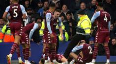 Nechutné chování fanoušků Evertonu. Trefili hráče plnou lahví, policie zatýkala