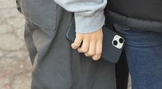 Mladíkovi v ruce explodoval telefon. Osm lidí odvezla záchranka