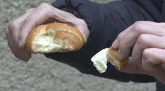 Muž našel v housce zapečený kapesník! Pekárna se omlouvá
