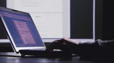 Facebook, Google i Twitter budou bojovat proti dezinformacím. Pomoci má nový kodex