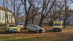 Auto skončilo v parku. Řidič byl převezen do nemocnice