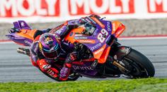 Hrozivý pád šampiona MotoGP. Po pádu na hlavu musel do nemocnice