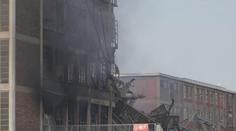 Zničená budova v baťovském areálu měla projít opravou. Riziko dalšího zhroucení trvá