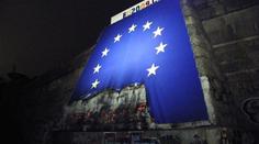 Vlajka EU na Letné láká žháře. Zase hořela