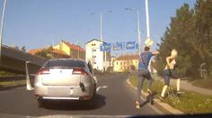 Zfetovaný řidič se řítil Prahou: Zranil dvě malé děti! VIDEO