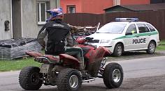 Havaroval na čtyřkolce, jel bez řidičáku. Bojuje v Ostravě o život