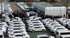 Protest u pražského letiště: Stovky taxikářů zaplnily parkoviště