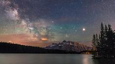 Oblohu v dubnu prozáří Lyridy a komety. Králem planet je Jupiter