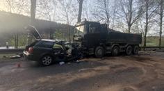 Dvě smrtelné nehody. Audi vjelo pod náklaďák, kamion do cesty motorkáři