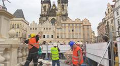 Na Staromáku se už tyčí mariánský sloup! Práce ale nabraly zpoždění