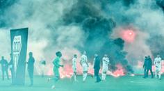 Šílenství v Ligue 1! Fanoušci zasypali hřiště desítkami světlic