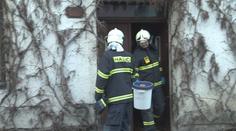 Záchranáři vyrazili ke krvácející matce, v domě našli 3 mrtvolky!
