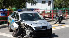 Nepozorný řidič sejmul policejní auto s majáky!