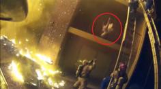Matce za zády šlehaly plameny, dítě naslepo hodila z okna! VIDEO
