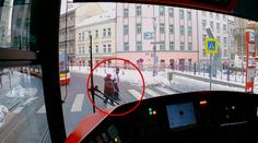 Dojemné video: Řidič tramvaje zastavil linku, aby pomohl nevidomé